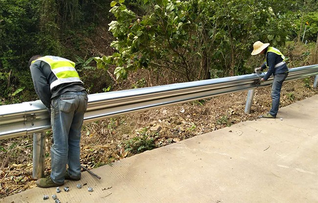通化高速公路护栏的定期维护与保养